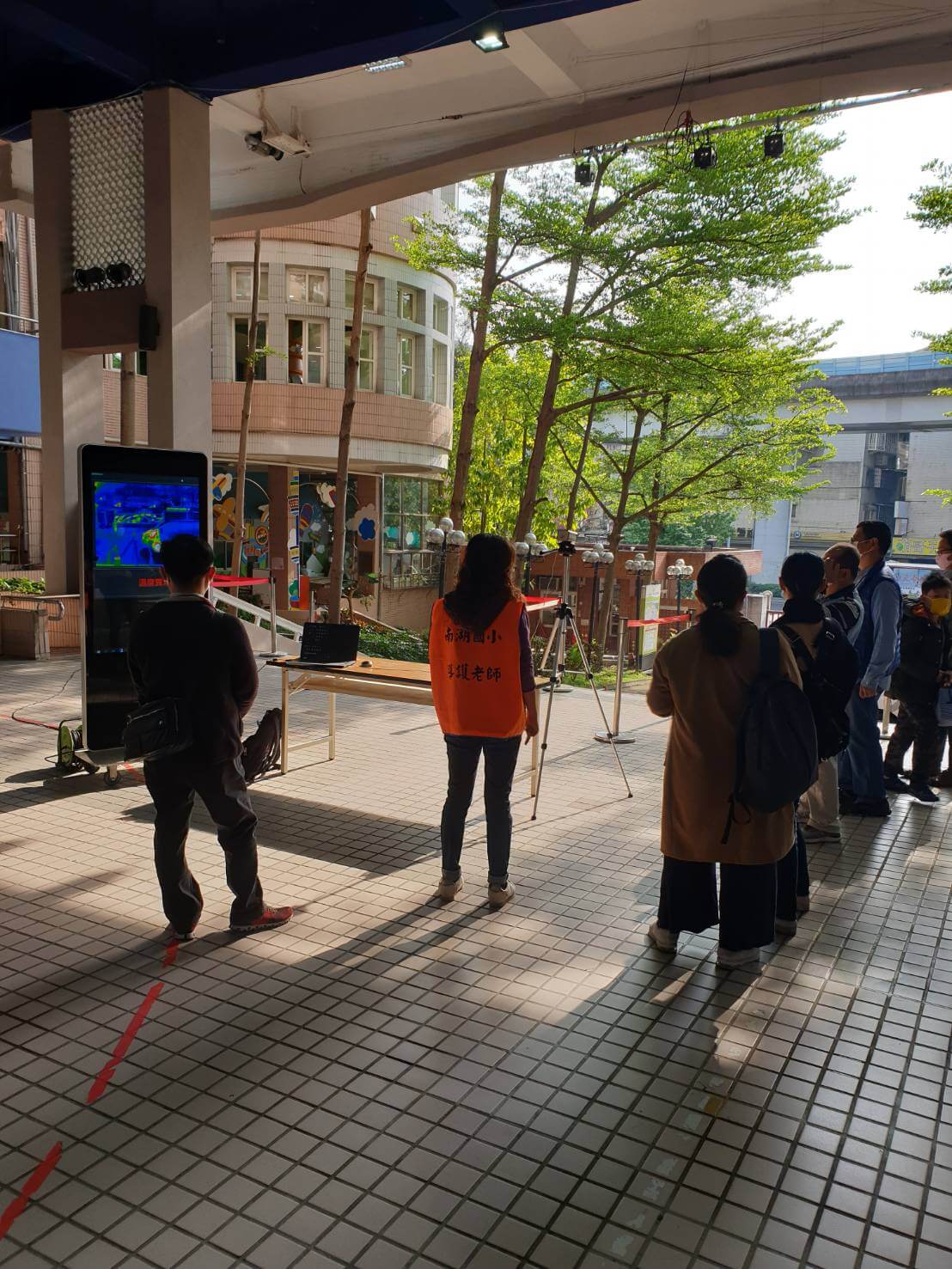 校園應用小學大門,熱像儀自動檢測體溫